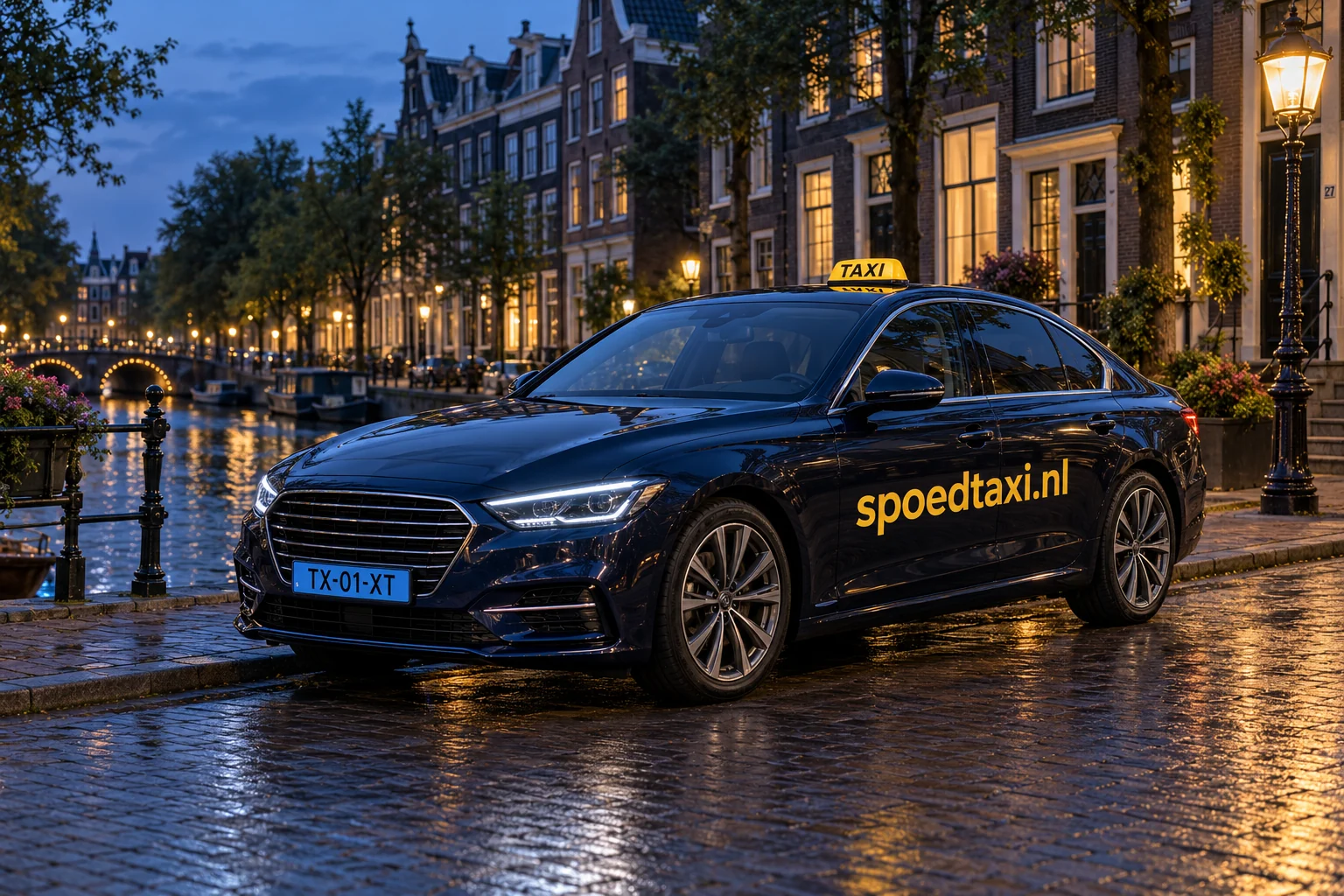 Donkerblauwe auto met de SpoedTaxi-merkuitstraling aan een Nederlandse gracht