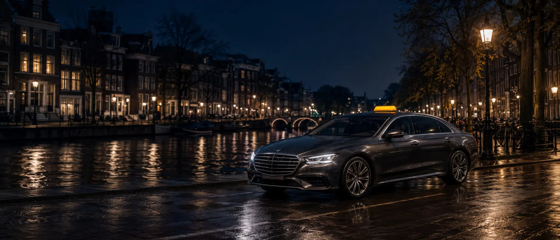 Donkere taxi naast een Amsterdamse gracht in de avond